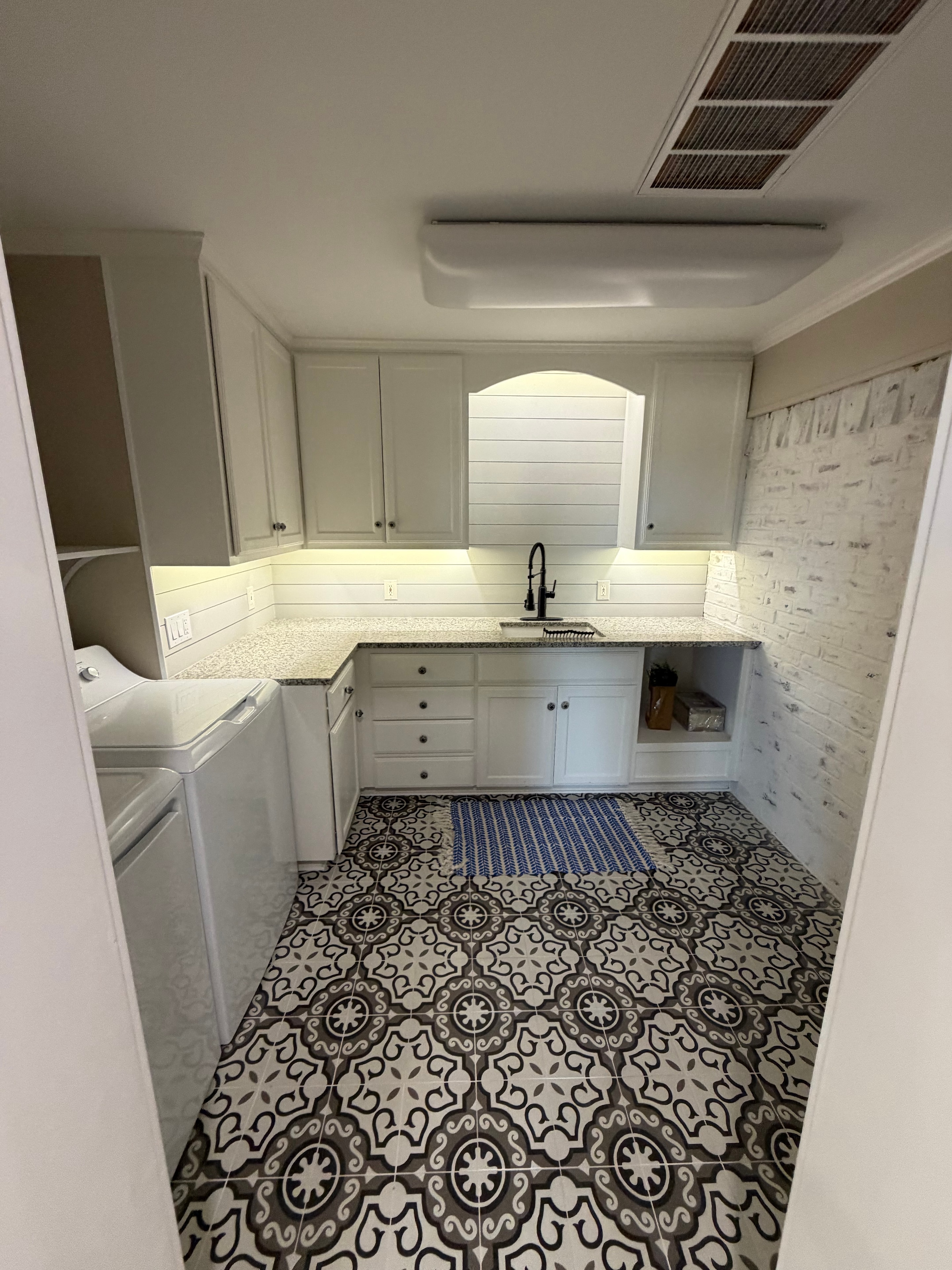 Modern farmhouse laundry room renovation